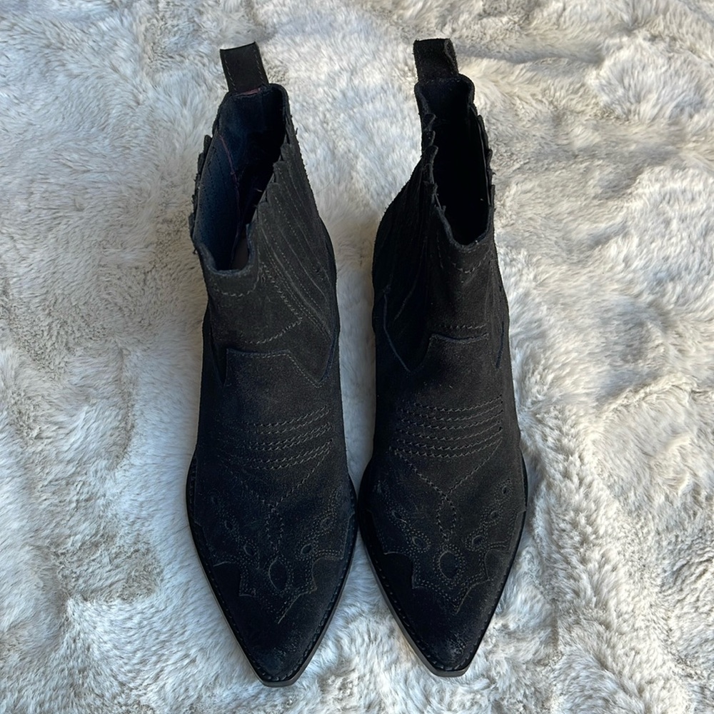 Select made in Italy western suede ankle boots
